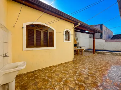 Casa - Térrea com piscina com 3 quartos (sendo 1 suite(s)) a 700,00 metros praia.