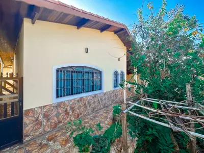 Casa - Térrea com piscina com 3 quartos (sendo 1 suite(s)) a 700,00 metros praia.