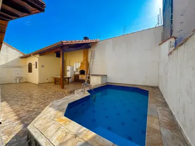 Casa - Térrea com piscina com 3 quartos (sendo 1 suite(s)) a 700,00 metros praia.