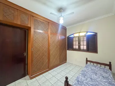 Casa - Térrea com piscina com 3 quartos (sendo 1 suite(s)) a 700,00 metros praia.