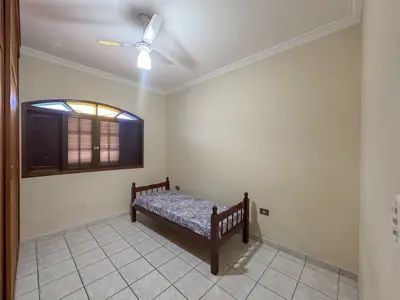 Casa - Térrea com piscina com 3 quartos (sendo 1 suite(s)) a 700,00 metros praia.