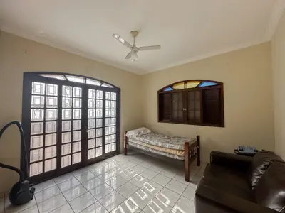 Casa - Térrea com piscina com 3 quartos (sendo 1 suite(s)) a 700,00 metros praia.