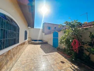 Casa - Térrea com piscina com 3 quartos (sendo 1 suite(s)) a 700,00 metros praia.