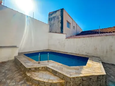 Casa - Térrea com piscina com 3 quartos (sendo 1 suite(s)) a 700,00 metros praia.