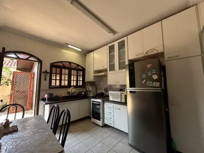 Casa - Térrea com piscina com 3 quartos (sendo 1 suite(s)) a 700,00 metros praia.