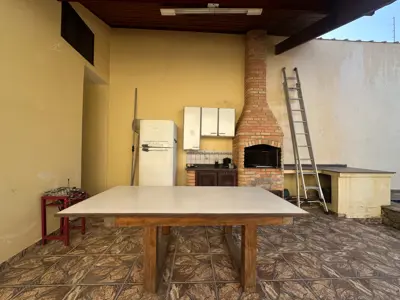 Casa - Térrea com piscina com 3 quartos (sendo 1 suite(s)) a 700,00 metros praia.