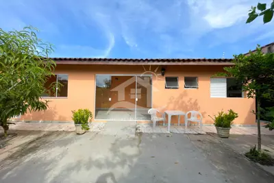 Casa - Térrea com Edícula com 3 dormitórios (sendo 1 suite(s)) a 550,00 metros praia.