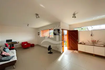 Casa - Térrea com Edícula com 3 dormitórios (sendo 1 suite(s)) a 550,00 metros praia.