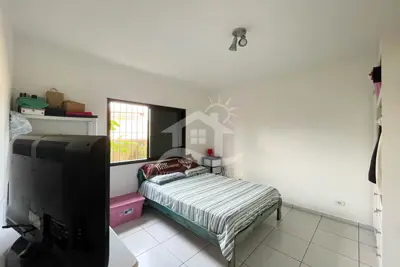 Casa - Térrea com Edícula com 3 dormitórios (sendo 1 suite(s)) a 550,00 metros praia.