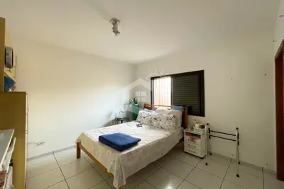 Casa - Térrea com Edícula com 3 dormitórios (sendo 1 suite(s)) a 550,00 metros praia.