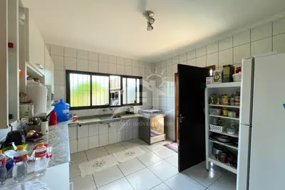 Casa - Térrea com Edícula com 3 dormitórios (sendo 1 suite(s)) a 550,00 metros praia.