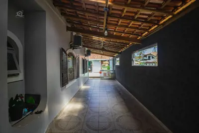 Casa - Térrea com 3 quartos (sendo 1 suite(s)) a 200,00 metros praia.