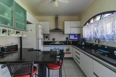 Casa - Térrea com 3 quartos (sendo 1 suite(s)) a 200,00 metros praia.
