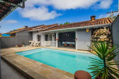 Casa - Térrea com 3 quartos (sendo 1 suite(s)) a 200,00 metros praia.
