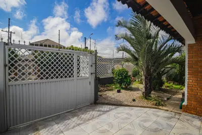 Casa - Térrea com 3 quartos (sendo 1 suite(s)) a 200,00 metros praia.