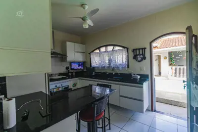 Casa - Térrea com 3 quartos (sendo 1 suite(s)) a 200,00 metros praia.