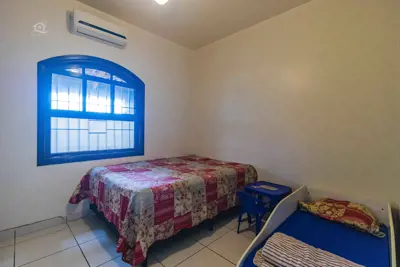 Casa - Térrea com 3 quartos (sendo 1 suite(s)) a 200,00 metros praia.