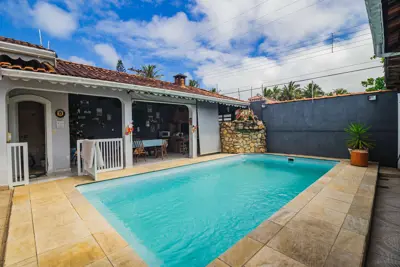Casa - Térrea com 3 quartos (sendo 1 suite(s)) a 200,00 metros praia.