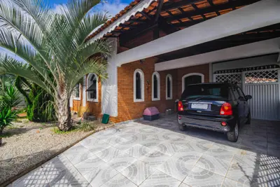Casa - Térrea com 3 quartos (sendo 1 suite(s)) a 200,00 metros praia.