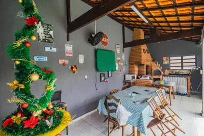 Casa - Térrea com 3 quartos (sendo 1 suite(s)) a 200,00 metros praia.