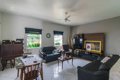 Casa - Térrea com 3 quartos (sendo 1 suite(s)) a 200,00 metros praia.