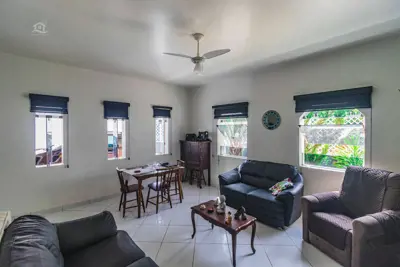 Casa - Térrea com 3 quartos (sendo 1 suite(s)) a 200,00 metros praia.