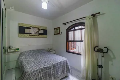 Casa - Térrea com 3 quartos (sendo 1 suite(s)) a 200,00 metros praia.
