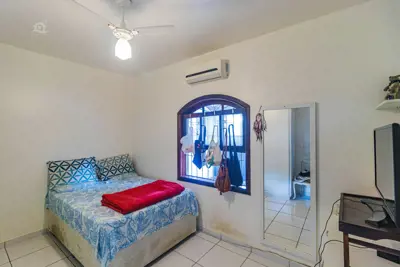 Casa - Térrea com 3 quartos (sendo 1 suite(s)) a 200,00 metros praia.