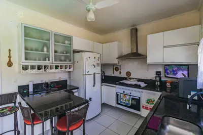 Casa - Térrea com 3 quartos (sendo 1 suite(s)) a 200,00 metros praia.