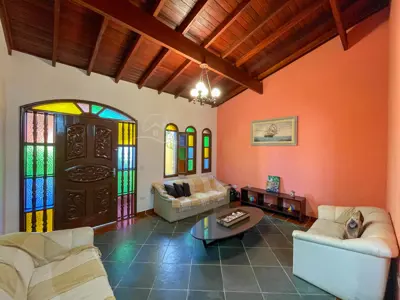 Casa - Sobrado com 4 quartos (sendo 1 suite(s)) a 0,00 metros praia.
