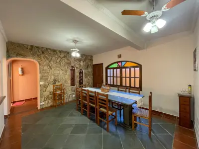 Casa - Sobrado com 4 quartos (sendo 1 suite(s)) a 0,00 metros praia.