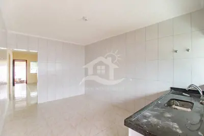 Casa - Térrea com 3 quartos (sendo 1 suite(s)) a 500,00 metros praia.