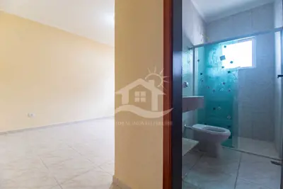 Casa - Térrea com 3 quartos (sendo 1 suite(s)) a 500,00 metros praia.