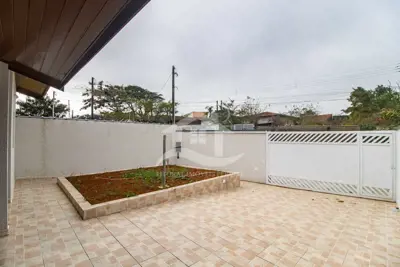 Casa - Térrea com 3 quartos (sendo 1 suite(s)) a 500,00 metros praia.