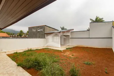 Casa - Térrea com 3 quartos (sendo 1 suite(s)) a 500,00 metros praia.