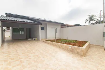 Casa - Térrea com 3 quartos (sendo 1 suite(s)) a 500,00 metros praia.