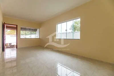 Casa - Térrea com 3 quartos (sendo 1 suite(s)) a 500,00 metros praia.