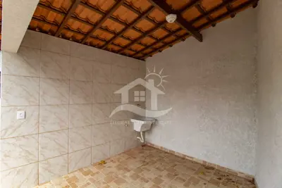 Casa - Térrea com 3 quartos (sendo 1 suite(s)) a 500,00 metros praia.