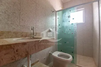 Casa - Térrea com 3 quartos (sendo 1 suite(s)) a 500,00 metros praia.