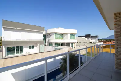 Casa - Sobrado com 5 dormitórios (sendo 2 suite(s)) a 1100,00 metros praia.