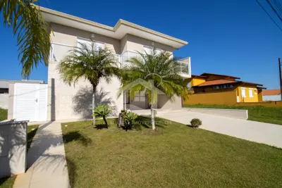 Casa - Sobrado com 5 dormitórios (sendo 2 suite(s)) a 1100,00 metros praia.