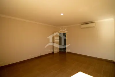 Casa - Sobrado com 5 dormitórios (sendo 2 suite(s)) a 1100,00 metros praia.