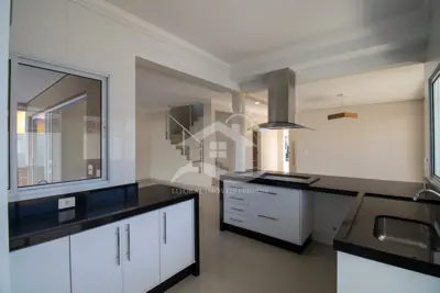 Casa - Sobrado com 5 dormitórios (sendo 2 suite(s)) a 1100,00 metros praia.