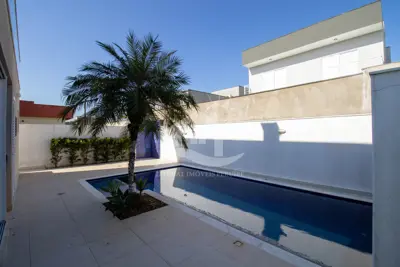 Casa - Sobrado com 5 dormitórios (sendo 2 suite(s)) a 1100,00 metros praia.