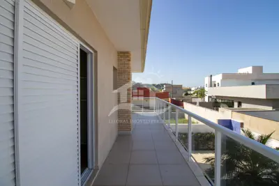 Casa - Sobrado com 5 dormitórios (sendo 2 suite(s)) a 1100,00 metros praia.