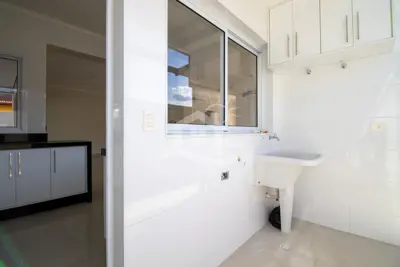 Casa - Sobrado com 5 dormitórios (sendo 2 suite(s)) a 1100,00 metros praia.