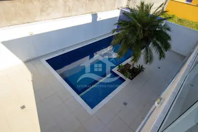 Casa - Sobrado com 5 dormitórios (sendo 2 suite(s)) a 1100,00 metros praia.