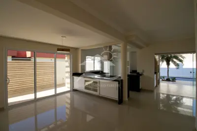 Casa - Sobrado com 5 dormitórios (sendo 2 suite(s)) a 1100,00 metros praia.