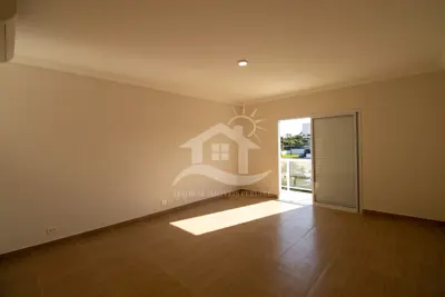 Casa - Sobrado com 5 dormitórios (sendo 2 suite(s)) a 1100,00 metros praia.