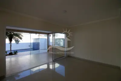 Casa - Sobrado com 5 dormitórios (sendo 2 suite(s)) a 1100,00 metros praia.